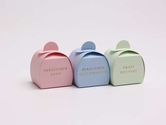 Rheinpack - Vollkarton Verpackungen - Verkaufsverpackungen - Promotionsverpackungen - Süsswarenverpackungen - Geschenkverpackungen - Wellkarton Verpackungen - Graukarton Verpackungen - Stulpdeckelschachel - Klappdeckelschachteln - Archivschachteln - Lagerschachteln - Faltschachteln - Gitterfachstege - Kantenschoner - Rillbox - Ritzbox - Überzogene Verpackungen - RheinDesign - Rohkartonage - Geschenkverpackungen B2B - CAD Verpackungsentwicklung - Beratung Kartonverpackung - Konzeption Kartonverpackung - Produktion Kartonverpackung - Prägedruck Kartonverpackung - Papira® - Papira® Hohlwand Verpackungen - Papira® Schieber Verpackungen - Papira® Eclipse - Papira® Mini Selection - Beutel Verpackung - Schokotafel Verpackung - Papira® LOVE - Rheinpack GmbH: Ihr Partner für Verpackungen aus Karton - von der Konzeption bis zur Realisierung! Rheinpack - Solid cardboard packaging - Sales packaging - Promotional packaging - Confectionery packaging - Gift packaging - Corrugated cardboard packaging - Grey cardboard packaging - Hinged lid boxes - Folding cartons - Archive boxes - Storage boxes - Folding boxes - Grid partition inserts - Edge protectors - Crease box - Score box - Coated packaging - RheinDesign - Raw cardboard packaging - B2B gift packaging - CAD packaging development - Cardboard packaging consultation - Cardboard packaging concept - Cardboard packaging production - Embossed printing cardboard packaging - Papira® - Papira® Hollow wall packaging - Papira® Slider packaging - Papira® Eclipse - Papira® Mini Selection - Bag packaging - Chocolate bar packaging - Papira® LOVE - Rheinpack GmbH: Your partner for cardboard packaging - from concept to realization!