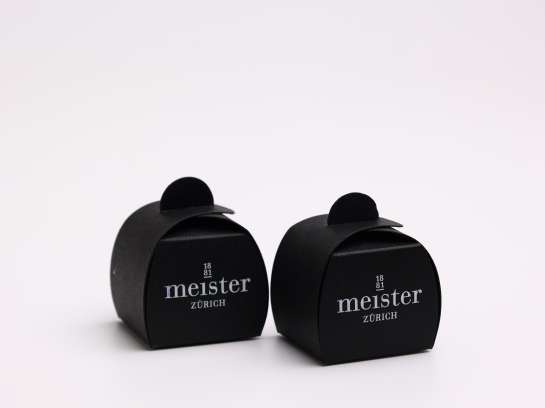 Rheinpack - Vollkarton Verpackungen - Verkaufsverpackungen - Promotionsverpackungen - Süsswarenverpackungen - Geschenkverpackungen - Wellkarton Verpackungen - Graukarton Verpackungen - Stulpdeckelschachel - Klappdeckelschachteln - Archivschachteln - Lagerschachteln - Faltschachteln - Gitterfachstege - Kantenschoner - Rillbox - Ritzbox - Überzogene Verpackungen - RheinDesign - Rohkartonage - Geschenkverpackungen B2B - CAD Verpackungsentwicklung - Beratung Kartonverpackung - Konzeption Kartonverpackung - Produktion Kartonverpackung - Prägedruck Kartonverpackung - Papira® - Papira® Hohlwand Verpackungen - Papira® Schieber Verpackungen - Papira® Eclipse - Papira® Mini Selection - Beutel Verpackung - Schokotafel Verpackung - Papira® LOVE - Rheinpack GmbH: Ihr Partner für Verpackungen aus Karton - von der Konzeption bis zur Realisierung! Rheinpack - Solid cardboard packaging - Sales packaging - Promotional packaging - Confectionery packaging - Gift packaging - Corrugated cardboard packaging - Grey cardboard packaging - Hinged lid boxes - Folding cartons - Archive boxes - Storage boxes - Folding boxes - Grid partition inserts - Edge protectors - Crease box - Score box - Coated packaging - RheinDesign - Raw cardboard packaging - B2B gift packaging - CAD packaging development - Cardboard packaging consultation - Cardboard packaging concept - Cardboard packaging production - Embossed printing cardboard packaging - Papira® - Papira® Hollow wall packaging - Papira® Slider packaging - Papira® Eclipse - Papira® Mini Selection - Bag packaging - Chocolate bar packaging - Papira® LOVE - Rheinpack GmbH: Your partner for cardboard packaging - from concept to realization!