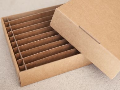 Rheinpack - Vollkarton Verpackungen - Verkaufsverpackungen - Promotionsverpackungen - Süsswarenverpackungen - Geschenkverpackungen - Wellkarton Verpackungen - Graukarton Verpackungen - Stulpdeckelschachel - Klappdeckelschachteln - Archivschachteln - Lagerschachteln - Faltschachteln - Gitterfachstege - Kantenschoner - Rillbox - Ritzbox - Überzogene Verpackungen - RheinDesign - Rohkartonage - Geschenkverpackungen B2B - CAD Verpackungsentwicklung - Beratung Kartonverpackung - Konzeption Kartonverpackung - Produktion Kartonverpackung - Prägedruck Kartonverpackung - Papira® - Papira® Hohlwand Verpackungen - Papira® Schieber Verpackungen - Papira® Eclipse - Papira® Mini Selection - Beutel Verpackung - Schokotafel Verpackung - Papira® LOVE - Rheinpack GmbH: Ihr Partner für Verpackungen aus Karton - von der Konzeption bis zur Realisierung! Rheinpack - Solid cardboard packaging - Sales packaging - Promotional packaging - Confectionery packaging - Gift packaging - Corrugated cardboard packaging - Grey cardboard packaging - Hinged lid boxes - Folding cartons - Archive boxes - Storage boxes - Folding boxes - Grid partition inserts - Edge protectors - Crease box - Score box - Coated packaging - RheinDesign - Raw cardboard packaging - B2B gift packaging - CAD packaging development - Cardboard packaging consultation - Cardboard packaging concept - Cardboard packaging production - Embossed printing cardboard packaging - Papira® - Papira® Hollow wall packaging - Papira® Slider packaging - Papira® Eclipse - Papira® Mini Selection - Bag packaging - Chocolate bar packaging - Papira® LOVE - Rheinpack GmbH: Your partner for cardboard packaging - from concept to realization!