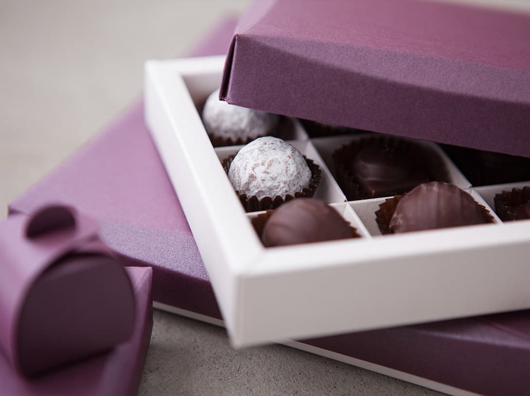 Rheinpack - Vollkarton Verpackungen - Verkaufsverpackungen - Promotionsverpackungen - Süsswarenverpackungen - Geschenkverpackungen - Wellkarton Verpackungen - Graukarton Verpackungen - Stulpdeckelschachel - Klappdeckelschachteln - Archivschachteln - Lagerschachteln - Faltschachteln - Gitterfachstege - Kantenschoner - Rillbox - Ritzbox - Überzogene Verpackungen - RheinDesign - Rohkartonage - Geschenkverpackungen B2B - CAD Verpackungsentwicklung - Beratung Kartonverpackung - Konzeption Kartonverpackung - Produktion Kartonverpackung - Prägedruck Kartonverpackung - Papira® - Papira® Hohlwand Verpackungen - Papira® Schieber Verpackungen - Papira® Eclipse - Papira® Mini Selection - Beutel Verpackung - Schokotafel Verpackung - Papira® LOVE - Rheinpack GmbH: Ihr Partner für Verpackungen aus Karton - von der Konzeption bis zur Realisierung! Rheinpack - Solid cardboard packaging - Sales packaging - Promotional packaging - Confectionery packaging - Gift packaging - Corrugated cardboard packaging - Grey cardboard packaging - Hinged lid boxes - Folding cartons - Archive boxes - Storage boxes - Folding boxes - Grid partition inserts - Edge protectors - Crease box - Score box - Coated packaging - RheinDesign - Raw cardboard packaging - B2B gift packaging - CAD packaging development - Cardboard packaging consultation - Cardboard packaging concept - Cardboard packaging production - Embossed printing cardboard packaging - Papira® - Papira® Hollow wall packaging - Papira® Slider packaging - Papira® Eclipse - Papira® Mini Selection - Bag packaging - Chocolate bar packaging - Papira® LOVE - Rheinpack GmbH: Your partner for cardboard packaging - from concept to realization!