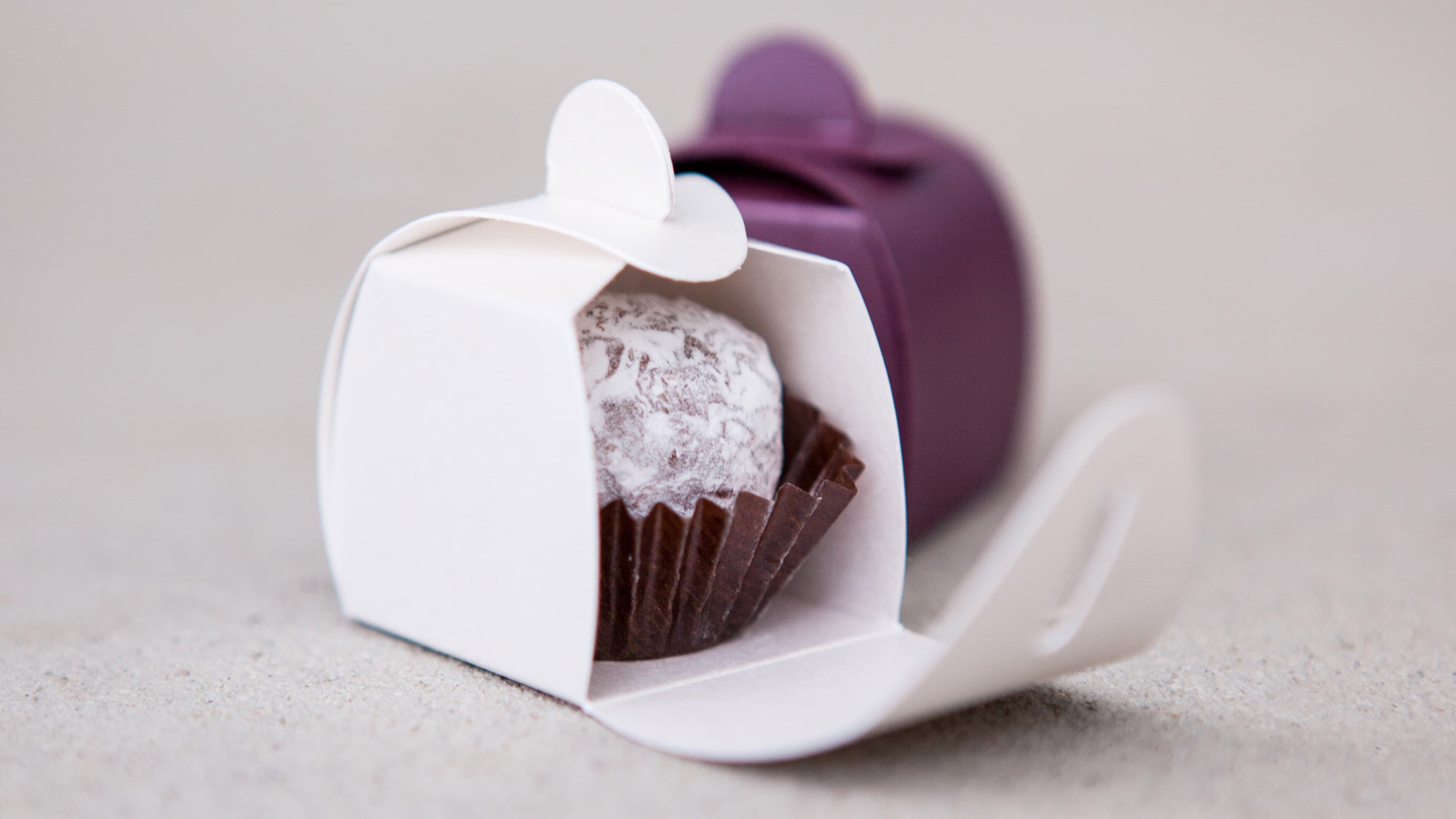 Rheinpack - Vollkarton Verpackungen - Verkaufsverpackungen - Promotionsverpackungen - Süsswarenverpackungen - Geschenkverpackungen - Wellkarton Verpackungen - Graukarton Verpackungen - Stulpdeckelschachel - Klappdeckelschachteln - Archivschachteln - Lagerschachteln - Faltschachteln - Gitterfachstege - Kantenschoner - Rillbox - Ritzbox - Überzogene Verpackungen - RheinDesign - Rohkartonage - Geschenkverpackungen B2B - CAD Verpackungsentwicklung - Beratung Kartonverpackung - Konzeption Kartonverpackung - Produktion Kartonverpackung - Prägedruck Kartonverpackung - Papira® - Papira® Hohlwand Verpackungen - Papira® Schieber Verpackungen - Papira® Eclipse - Papira® Mini Selection - Beutel Verpackung - Schokotafel Verpackung - Papira® LOVE - Rheinpack GmbH: Ihr Partner für Verpackungen aus Karton - von der Konzeption bis zur Realisierung! Rheinpack - Solid cardboard packaging - Sales packaging - Promotional packaging - Confectionery packaging - Gift packaging - Corrugated cardboard packaging - Grey cardboard packaging - Hinged lid boxes - Folding cartons - Archive boxes - Storage boxes - Folding boxes - Grid partition inserts - Edge protectors - Crease box - Score box - Coated packaging - RheinDesign - Raw cardboard packaging - B2B gift packaging - CAD packaging development - Cardboard packaging consultation - Cardboard packaging concept - Cardboard packaging production - Embossed printing cardboard packaging - Papira® - Papira® Hollow wall packaging - Papira® Slider packaging - Papira® Eclipse - Papira® Mini Selection - Bag packaging - Chocolate bar packaging - Papira® LOVE - Rheinpack GmbH: Your partner for cardboard packaging - from concept to realization!